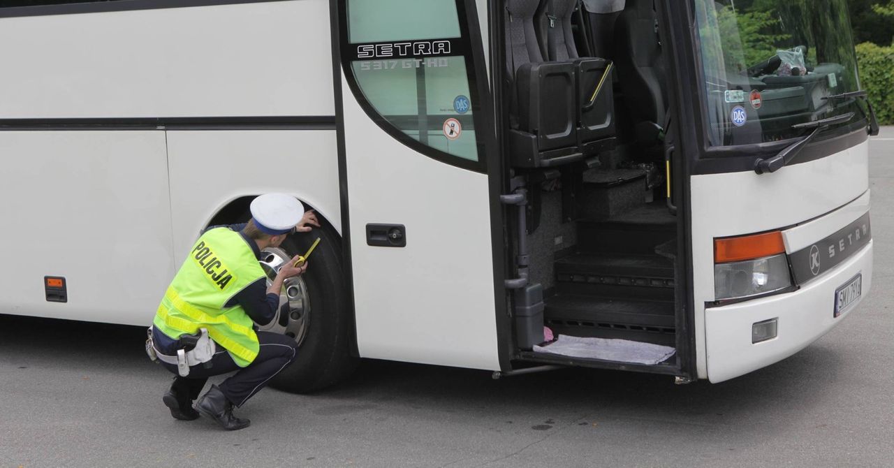 Policjanci ze Śremu szykują się do wakacji. Już teraz wskazują punkty kontroli autobusów wiozących dzieci na letni wypoczynek