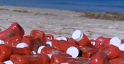 Setki opakowań po keczupie i majonezie na włoskich plażach. Skąd się tam wzięły?