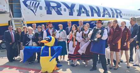 Lądowanie z przytupem. Na ten samolot czekała nawet kaszubska kapela