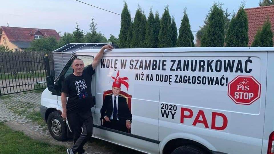 Pan Sebastian ma problemy za napis na aucie