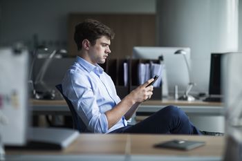Pokolenie Z boi się "prawdziwej pracy"? Polacy ocenili
