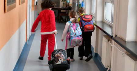 Coraz więcej szkół uczy zdalnie. Dla kogo zasiłek opiekuńczy?