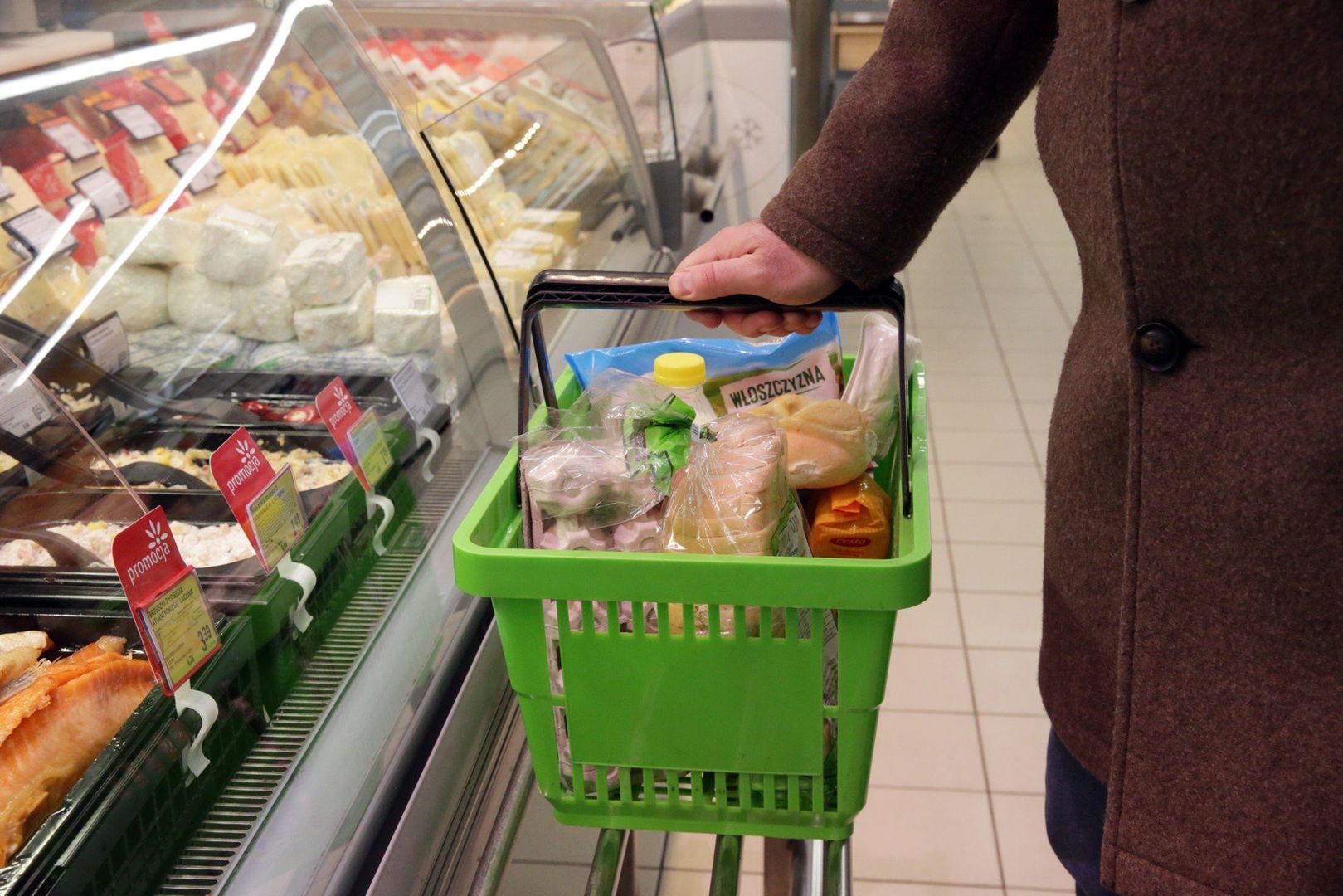 Ustawa przewiduje też katalog wyjątków - miejsc, które mogą prowadzić sprzedaż mimo zakazu. Należą do nich m.in. stacje paliw, apteki, piekarnie, cukiernie, kwiaciarnie, placówki gastronomiczne, sklepy z prasą i biletami, placówki pocztowe