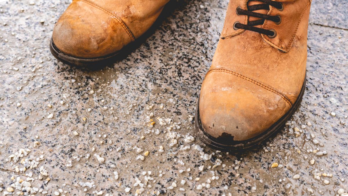 Buty zniszczone przez sól na chodnikach