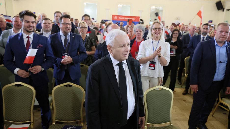 Sochaczew, 08.06.2022. Wicepremier, prezes PiS Jarosław Kaczyński (C) podczas spotkania z mieszkańcami Sochaczewa w ramach objazdu po kraju, 8 bm. Prezes PiS wezwał polityków Zjednoczonej Prawicy do mobilizacji i spotkań z wyborcami. (sko) PAP/PLeszek Szymański