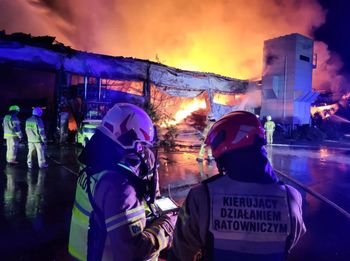 Nocna akcja strażaków. Trwa dogaszanie tartaku, ogień objął dwie hale