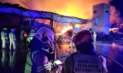 Nocna akcja strażaków. Trwa dogaszanie tartaku, ogień objął dwie hale