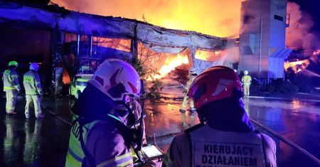 Nocna akcja strażaków. Trwa dogaszanie tartaku, ogień objął dwie hale