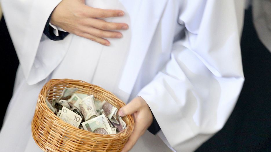 Polacy chcą, aby księżą zarabiali na etacie
