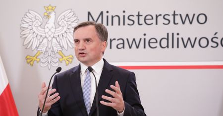 Ziobro wyszedł przed kamery. Kieruje wniosek do TK