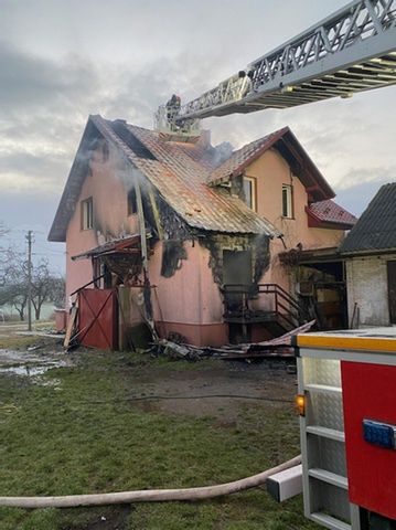 Pożar dachu budynku jednorodzinnego w gminie Waśniów