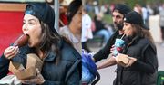 Wygłodniała Eva Longoria POCHŁANIA corn doga podczas spaceru z mężem i synem (ZDJĘCIA)