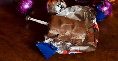 Szpilki i gwoździe w cukierkach. Rok po Halloween wciąż bez sprawców