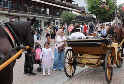 Turyści się wstydzą, z pomocą przychodzą hotelarze. Trudna sytuacja