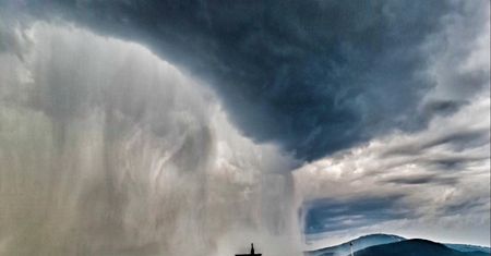 Zdjęcie z burzy wbija w fotel. Pokazał, co działo się w Beskidzie Żywieckim