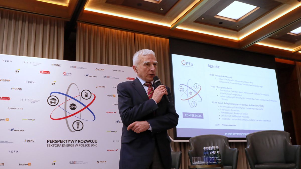 Warszawa, 03.06.2022. Sekretarz stanu w Kancelarii Prezesa Rady Ministrów, pełnomocnik rządu do spraw strategicznej infrastruktury energetycznej Piotr Naimski na konferencji "Perspektywy rozwoju sektora energii w Polsce 2040" w Warszawie, 3 bm. (aldg) PAP/Albert Zawada