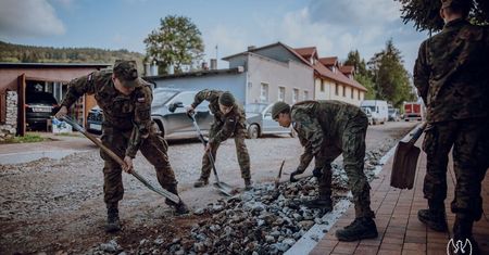 Kolejni Terytorialsi z Lublina jeszcze dziś wyruszą na Dolny Śląsk. Największe siły 2 LBOT zostaną uruchomione w piątek