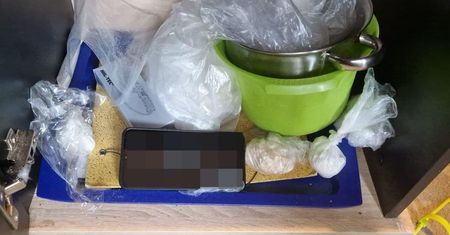 Policjanci dokonali przeszukania mieszkania 31-latka. Zabezpieczono blisko 1,5 kg amfetaminy i mefedronu