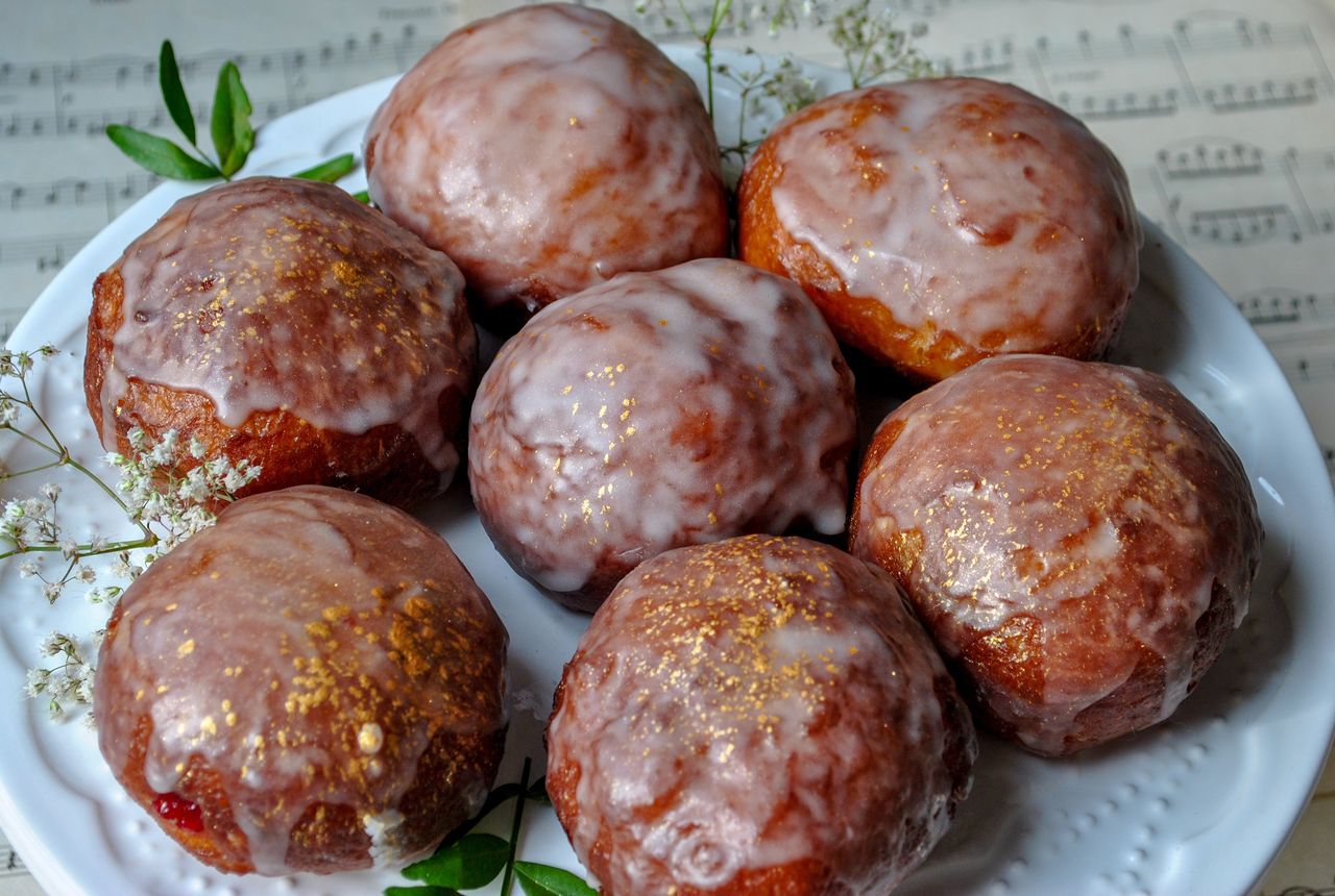 Pączki z nadzieniem z masła orzechowego i czarnej porzeczki