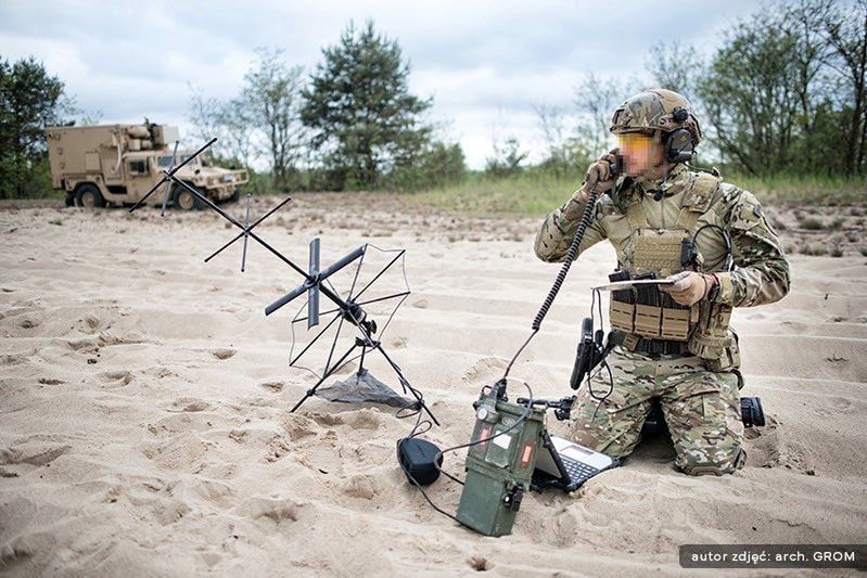 Radiostacja satelitarna używana przez żołnierza JW GROM.