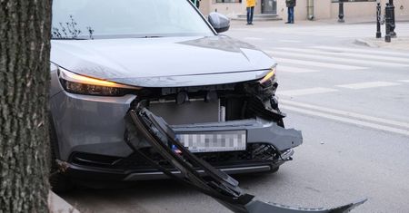 Wjechał na skrzyżowanie na strzałce warunkowego skrętu, uderzył w bok trolejbusu [ZDJĘCIA]