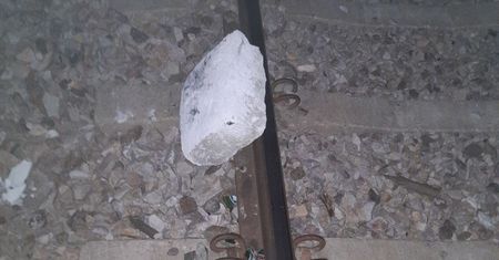 Nastolatkowie układali betonowe bloczki na torach. Zatrzymali ich SOK-iści