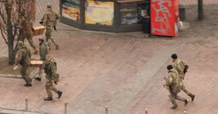 Ukraińskie siły zbrojne na ulicach Kijowa. Nagranie świadka