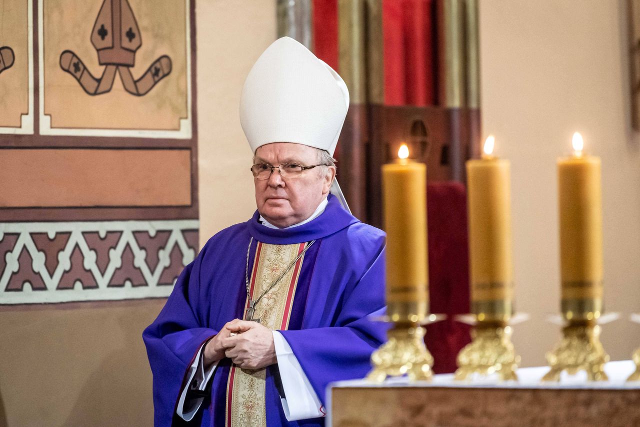 Abp Gołębiewski złamał zakaz. Episkopat reaguje