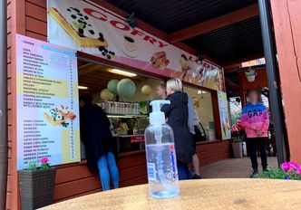 Polacy przestali się bać wirusa. Planują wyjazdy i jedzenie w restauracjach