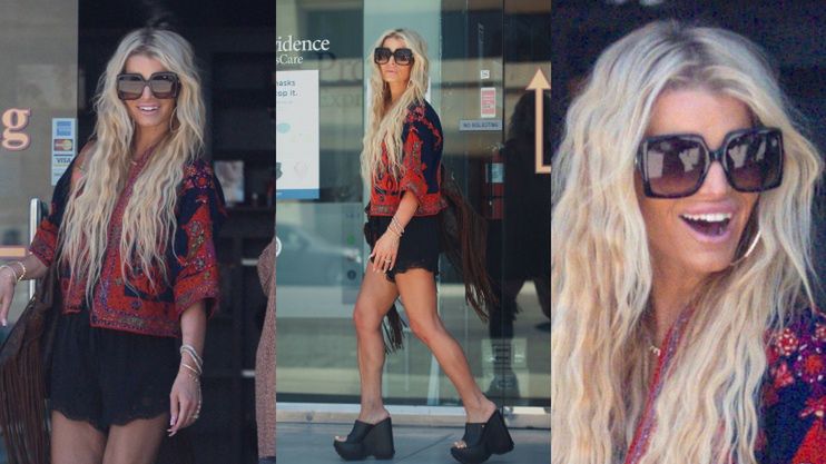 Jessica Simspon odsłania szczupłe nogi w ultrakrótkich szortach