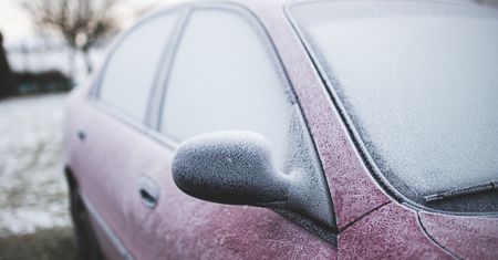 Temperatura spada, niedługo zaczną się przymrozki. Przygotuj na nie samochód