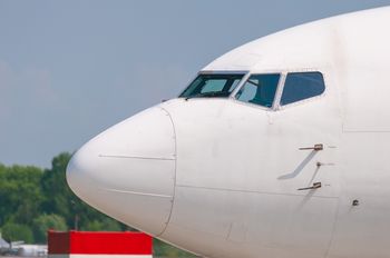 Ujawniają sekret. Tego można używać do czyszczenia szyb w samolocie