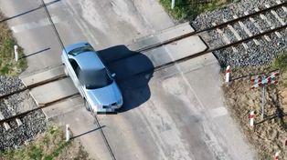 Policyjny dron namierzył kierowców przy torach. Posypały się kary