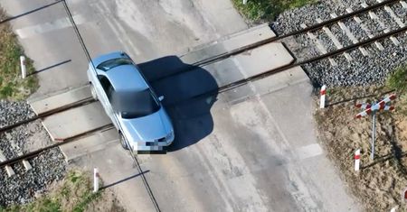 Policyjny dron namierzył kierowców przy torach. Posypały się kary