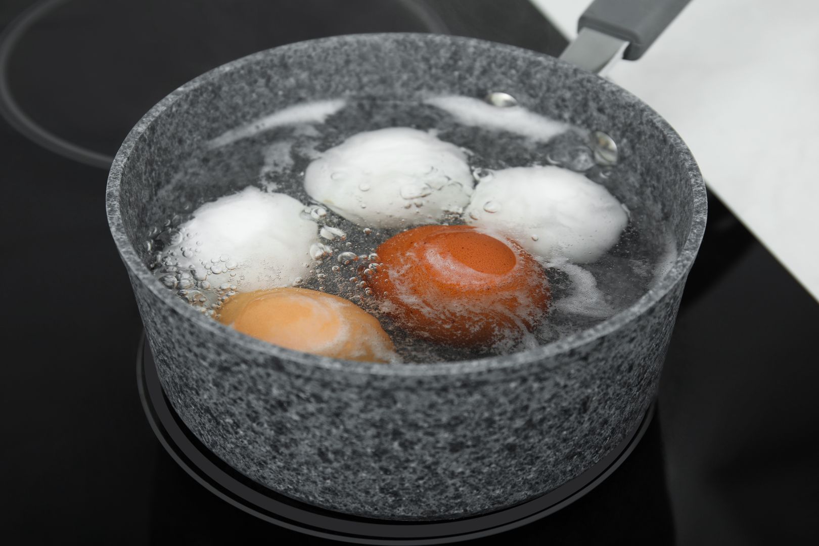 Wylewasz wodę po gotowaniu jajek? Nigdy więcej tego nie rób