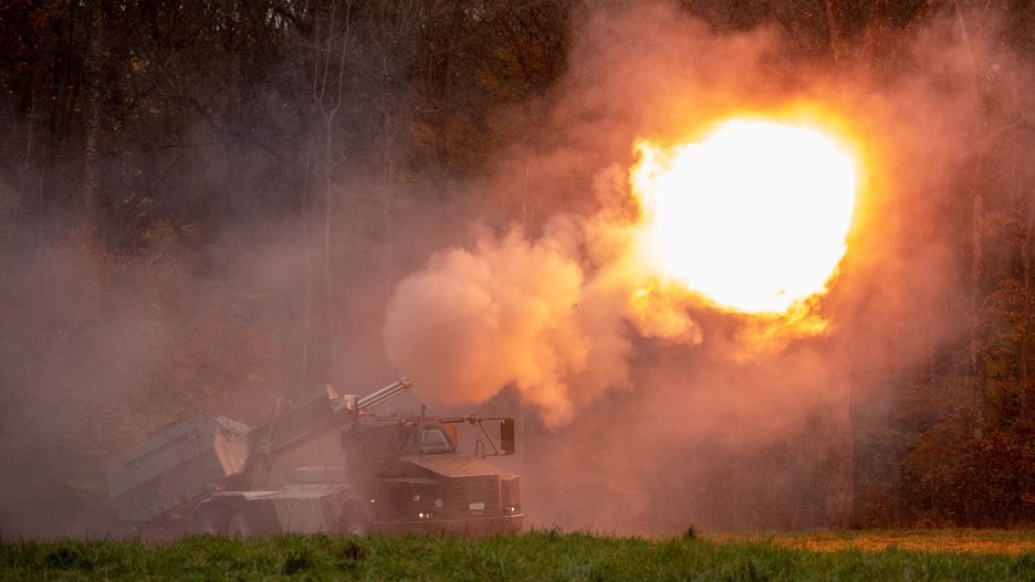 Archer oddająca strzał podczas prezentacji potencjału bojowego