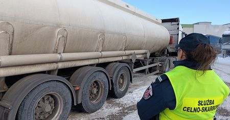 37 tysięcy litrów "oszukanego" paliwa pod Suwałkami – zamiast oleju smarowego jechały opałowy i diesel