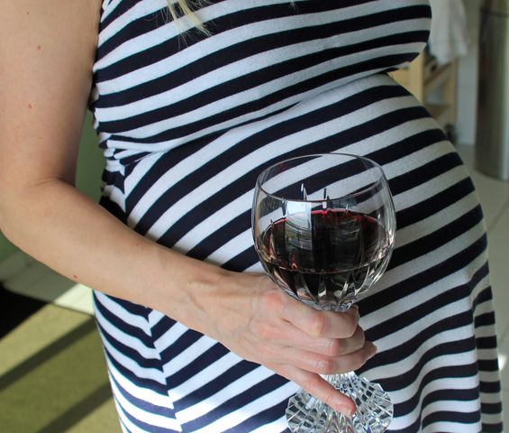 Alkohol na początku ciąży oraz w późniejszych trymestrach jest niedozwolony