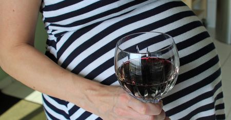 Alkohol na początku ciąży – czy jest szkodliwy?