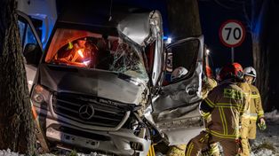 Kcynia: Auto ciężarowe uderzyło w drzewo