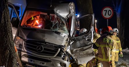 Na drogach wciąż trudne warunki. Auto ciężarowe uderzyło w drzewo