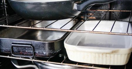 Ceramiczne naczynie czy aluminiowa foremka? Jakie naczynie lepiej nadaje się do pieczenia?