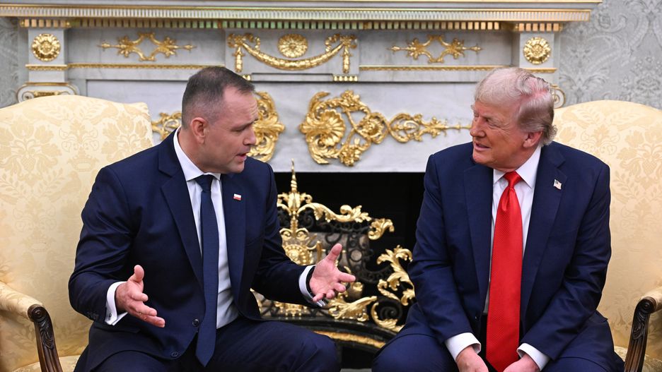 Waszyngton, USA, 03.09.2025. Prezydent RP Karol Nawrocki (L) i prezydent USA Donald Trump (P) na spotkaniu w Białym Domu w Waszyngtonie, 3 bm. Prezydent Nawrocki przebywa z wizytą w Stanach Zjednoczonych Ameryki. (aldg) PAP/Radek Pietruszka