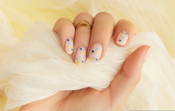 Ten manicure będzie hitem. Efektowne kropki wracają w wielkim stylu