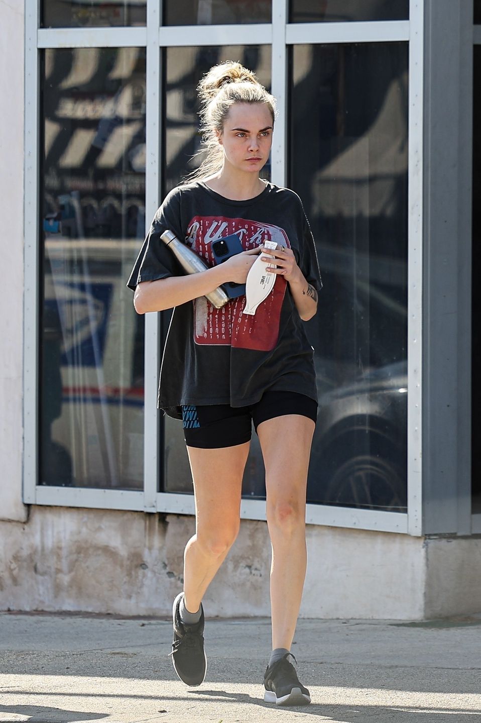 Naturalna Cara Delevingne na mieście