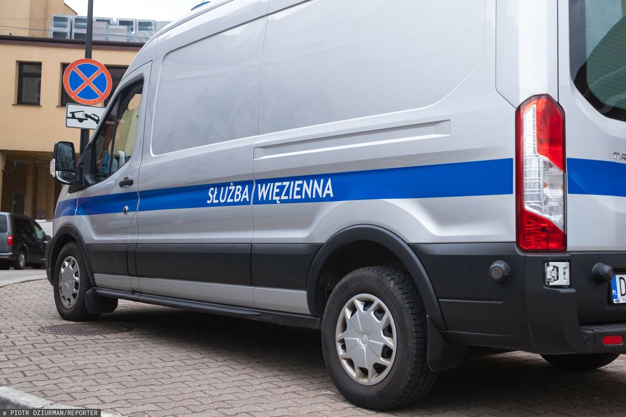 Matka doprowadzona na pogrzeb dziecka w kajdankach. Zlecono kontrolę