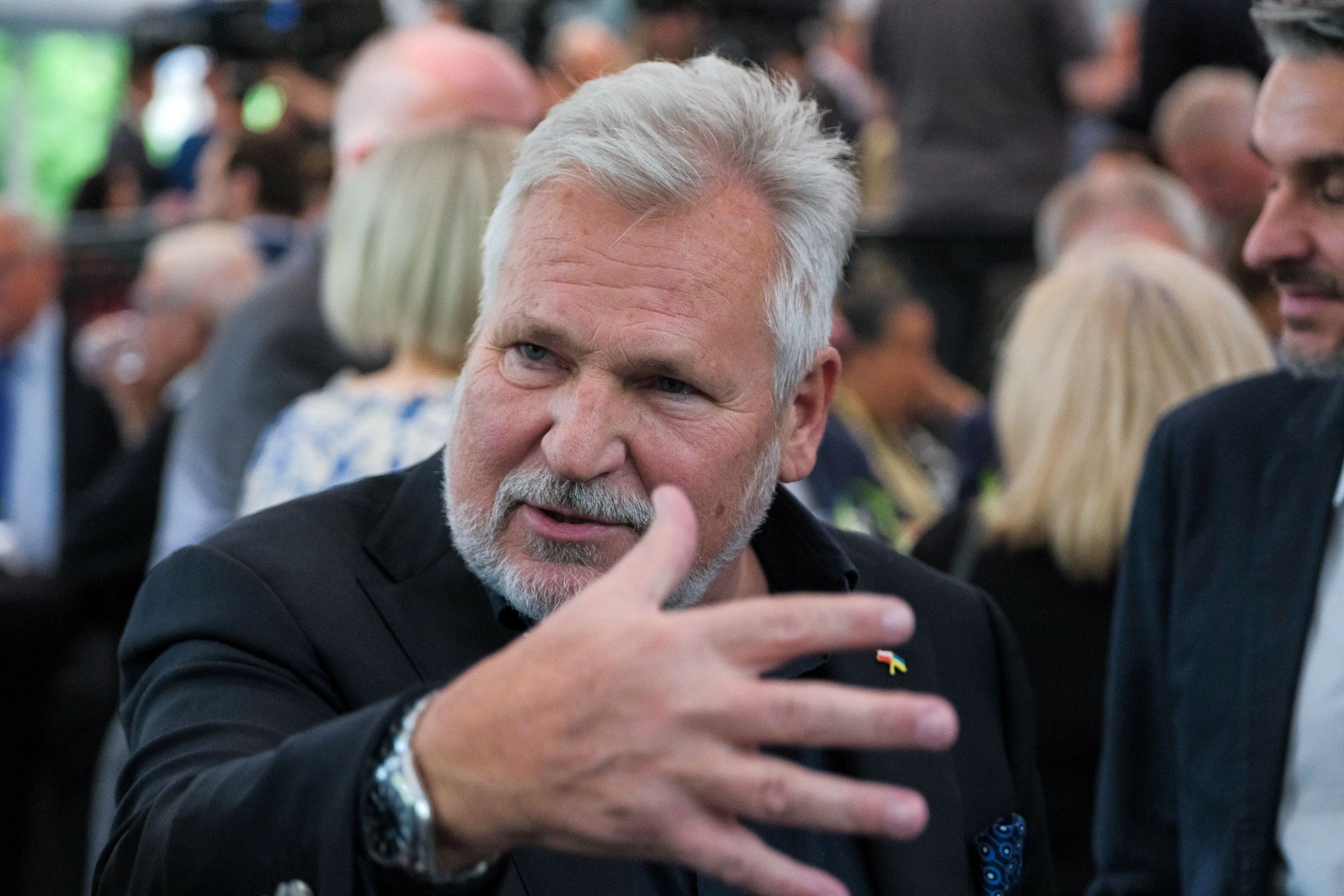 "Niech Kaczyński i Tusk wystąpią w town hallu zorganizowanym przez media i po prostu odpowiadają na pytania ludzi" mówi były prezydent Aleksander Kwaśniewski w WP. 