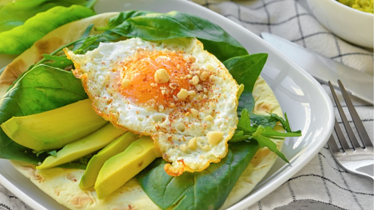 Jajka sadzone robię z tropikalną posypką