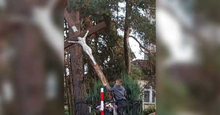 Ściął krzyż w Zielonej Górze. "Opiłowywanie katolików"
