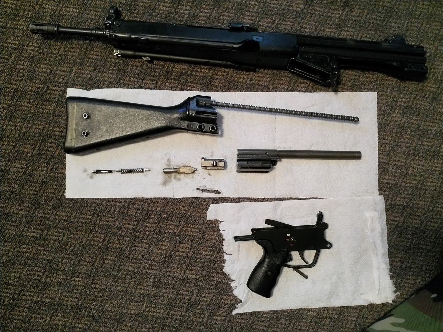 Rozłożony karabin HK G3 wraz z widocznym czołem zamka z rolkami opóźniającymi. 